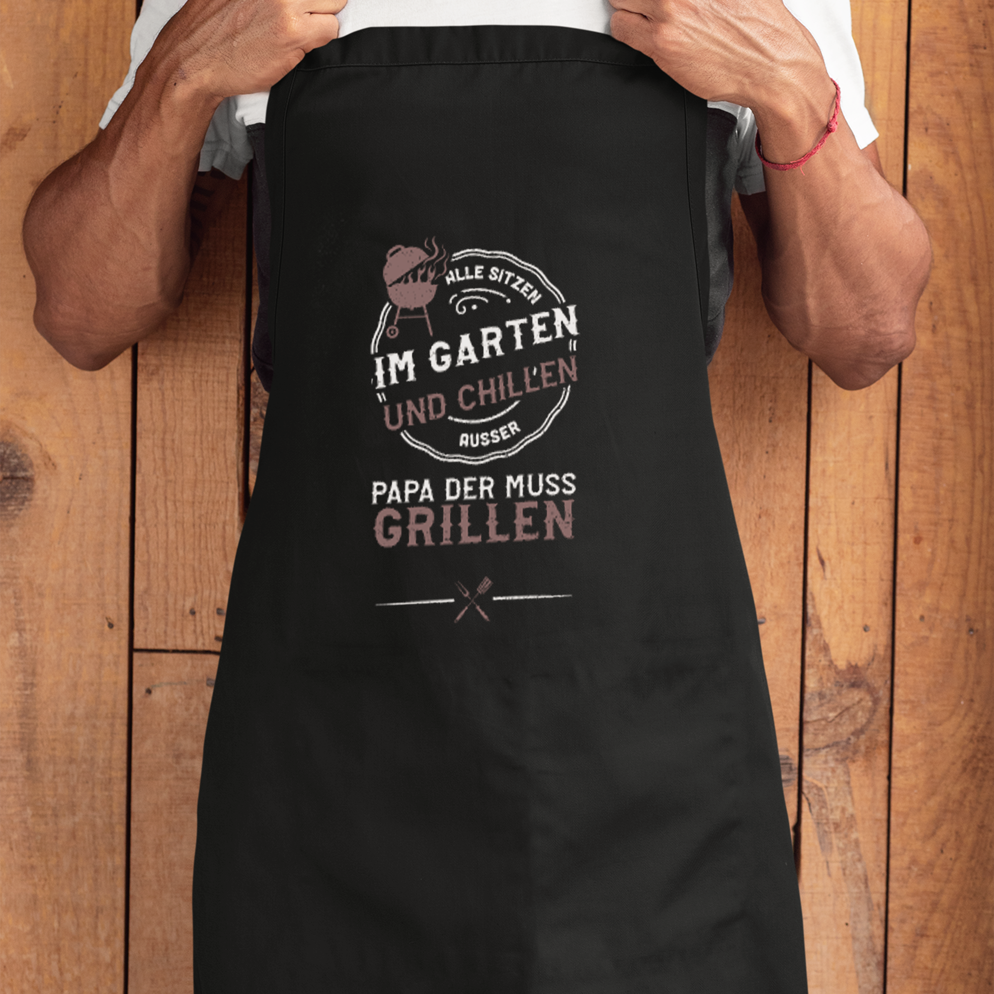 Alle Sitzen Im Garten Und Chillen Ausser Papa Der Muss Grillen Grillschürze - DESIGNSBYJNK5.COM