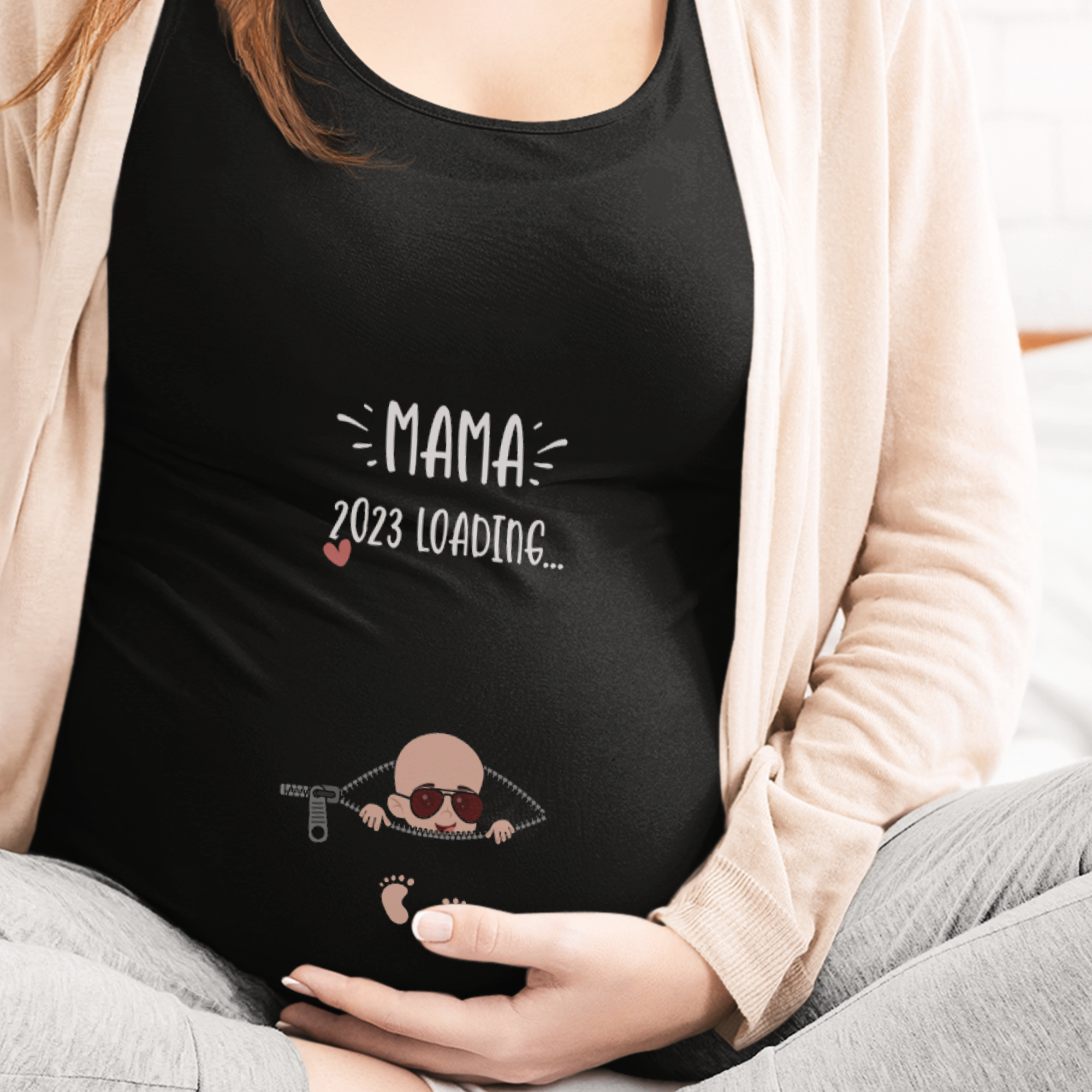 Mama 2023 Loading... Schwangerschafts T-Shirt - DESIGNSBYJNK5.COM