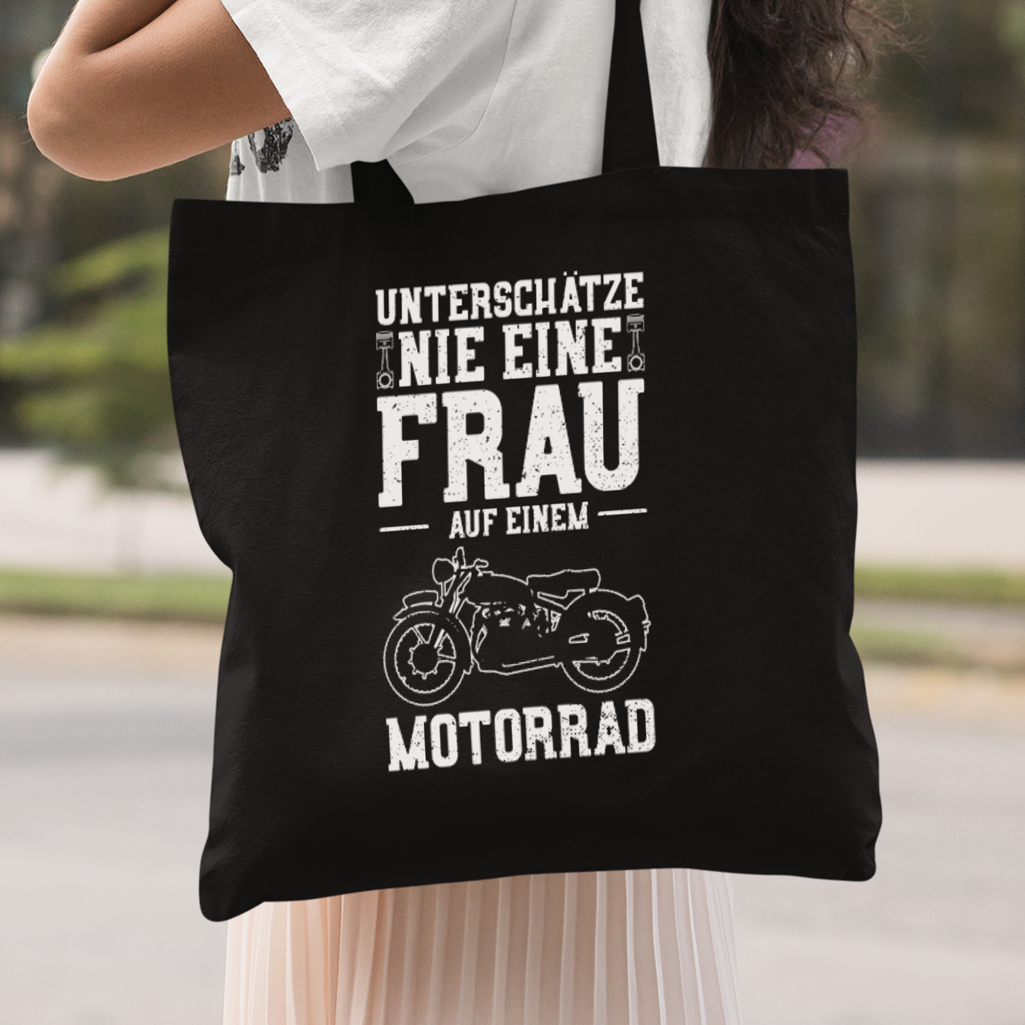 Unterschätze Nie Eine Frau Auf Einem Motorrad Stoffbeutel - DESIGNSBYJNK5.COM