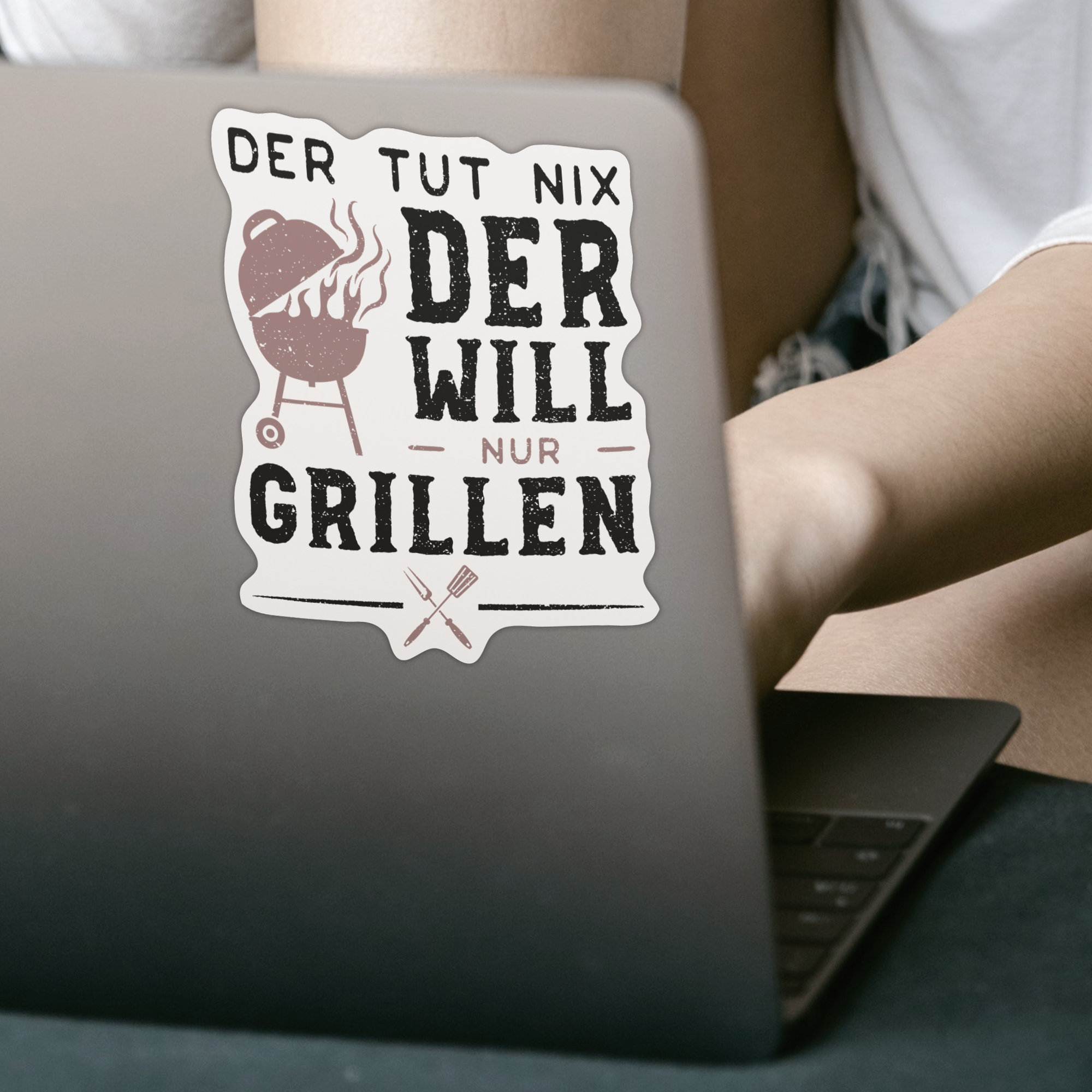 Der Tut Nix Der Will Nur Grillen Sticker - DESIGNSBYJNK5.COM