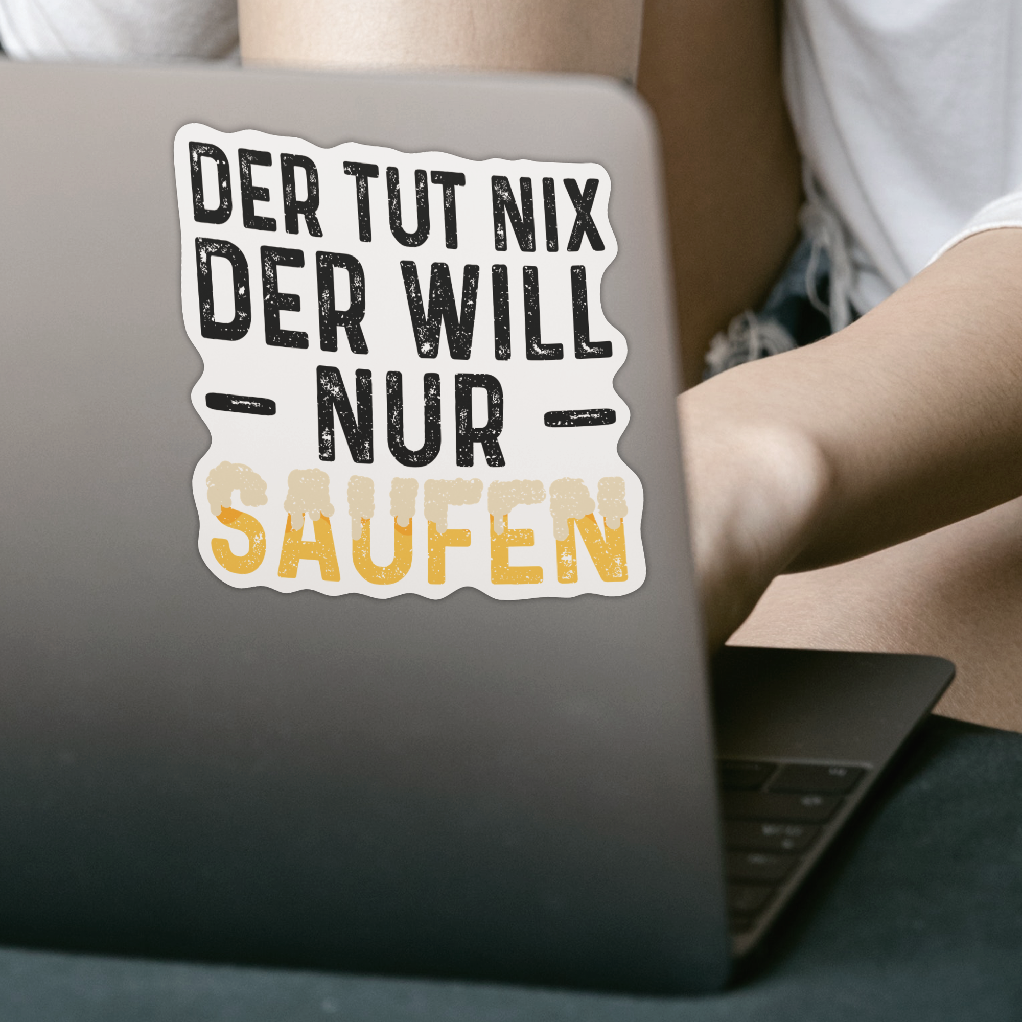 Der Tut Nix Der Will Nur Saufen Sticker - DESIGNSBYJNK5.COM