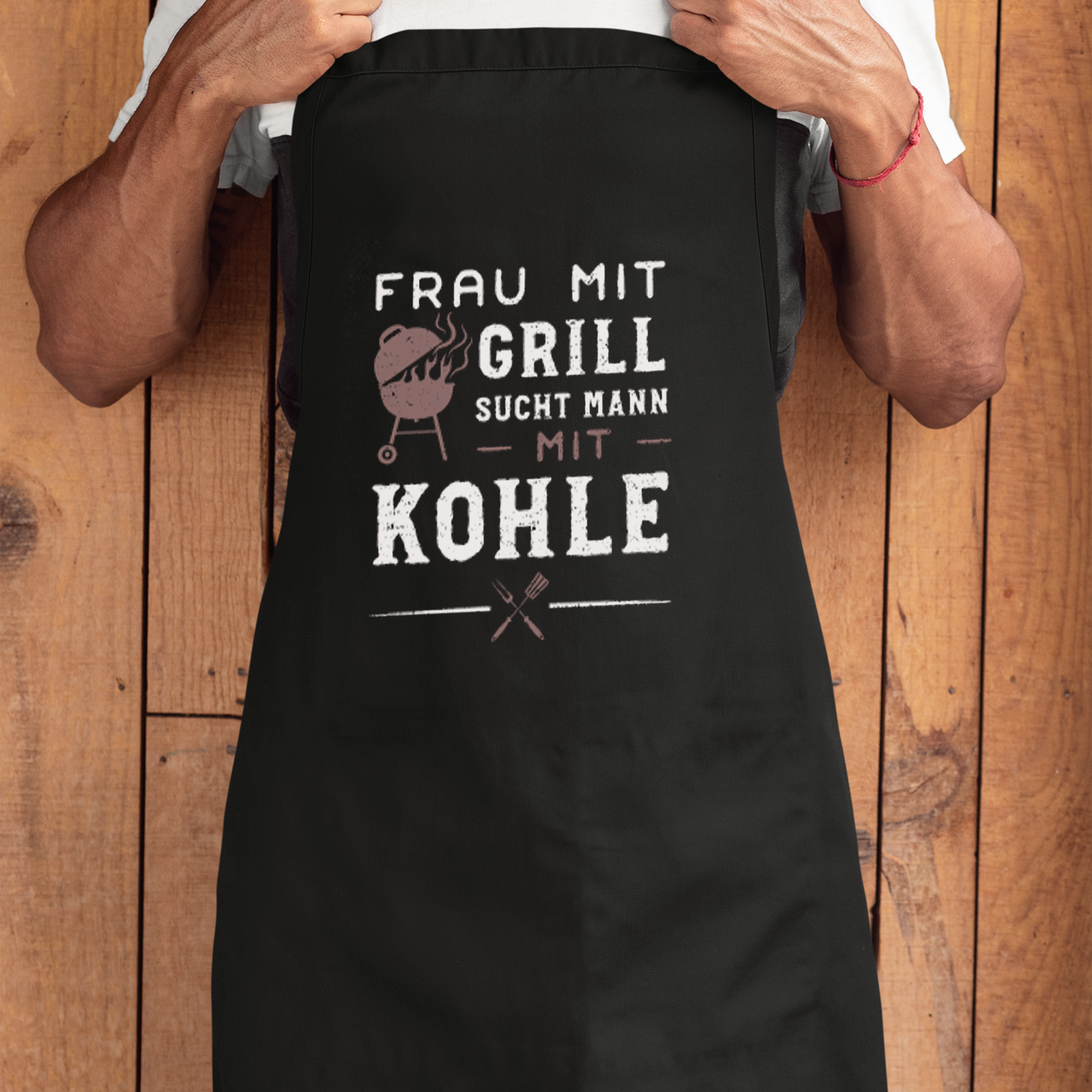 Frau Mit Grill Sucht Mann Mit Kohle Grillschürze - DESIGNSBYJNK5.COM