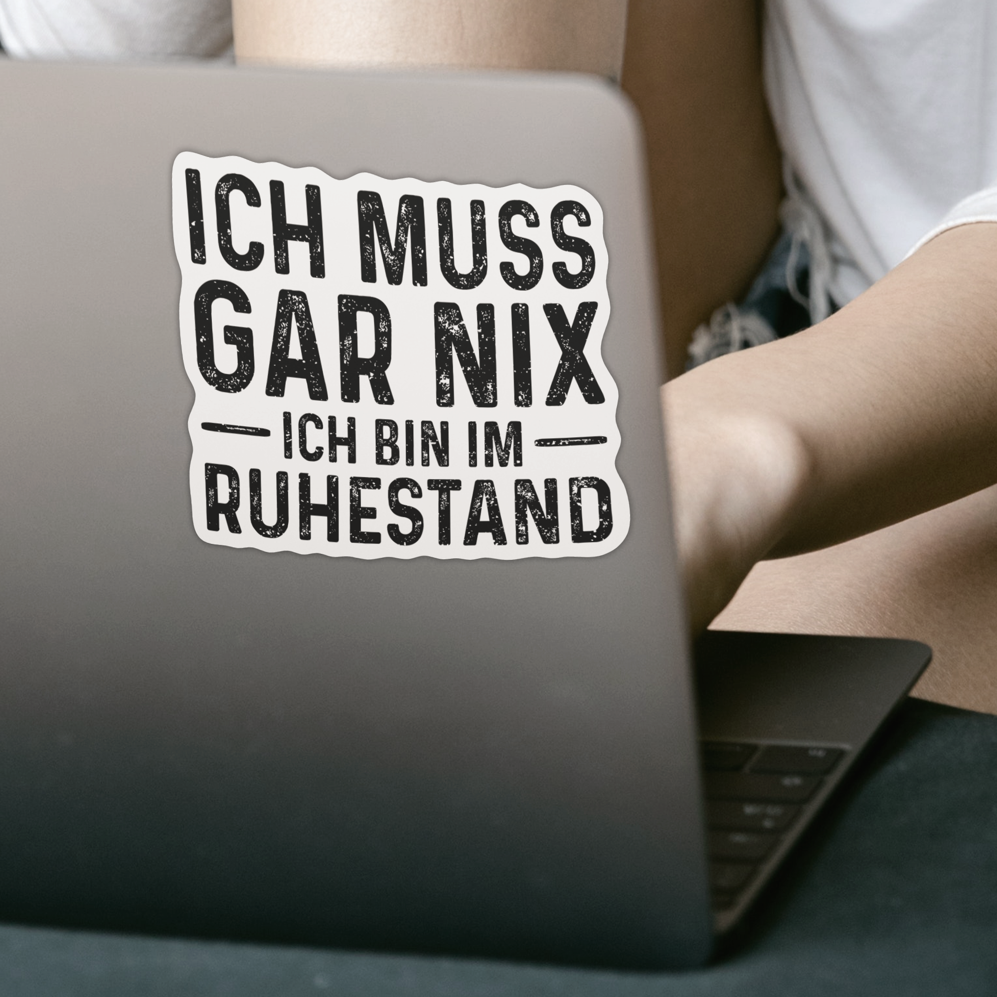 Ich Muss Gar Nix Ich Bin Im Ruhestand Sticker - DESIGNSBYJNK5.COM