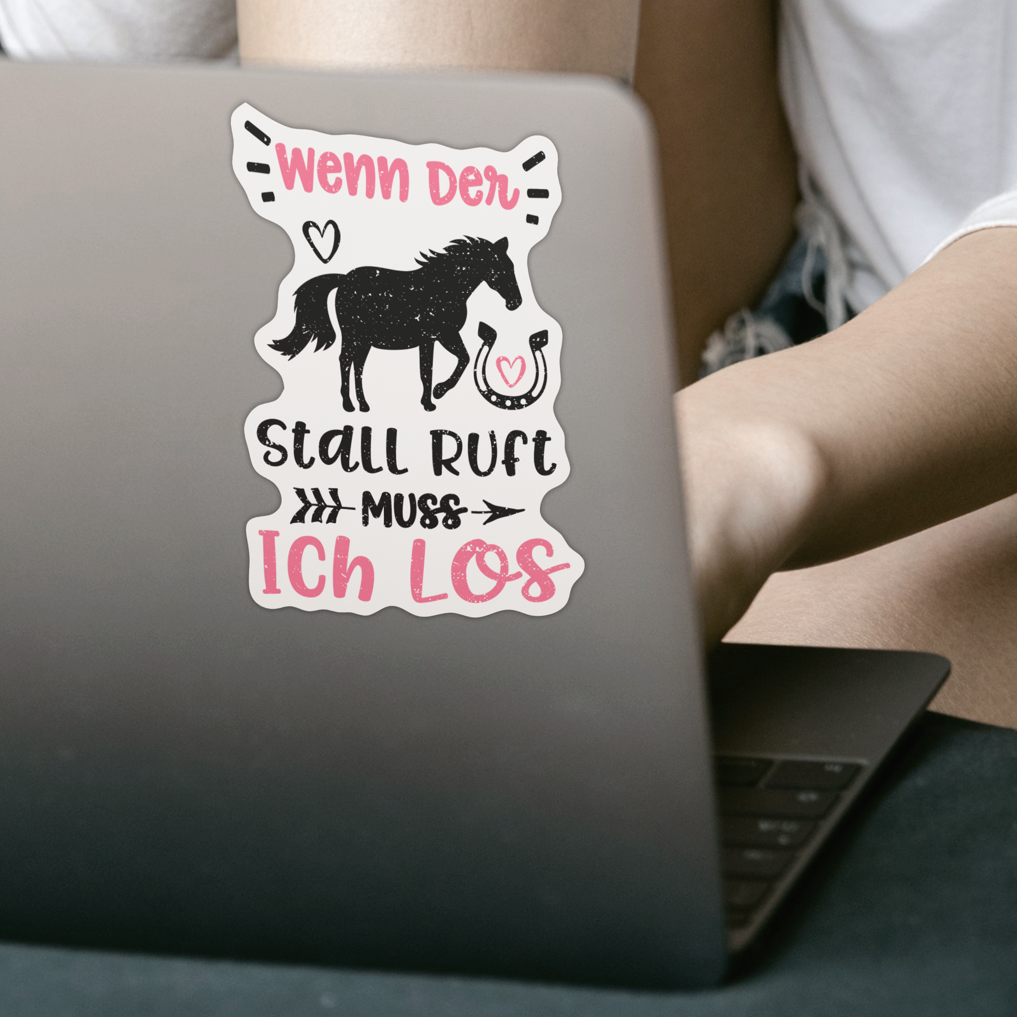 Wenn Der Stall Ruft Muss Ich Los Sticker - DESIGNSBYJNK5.COM