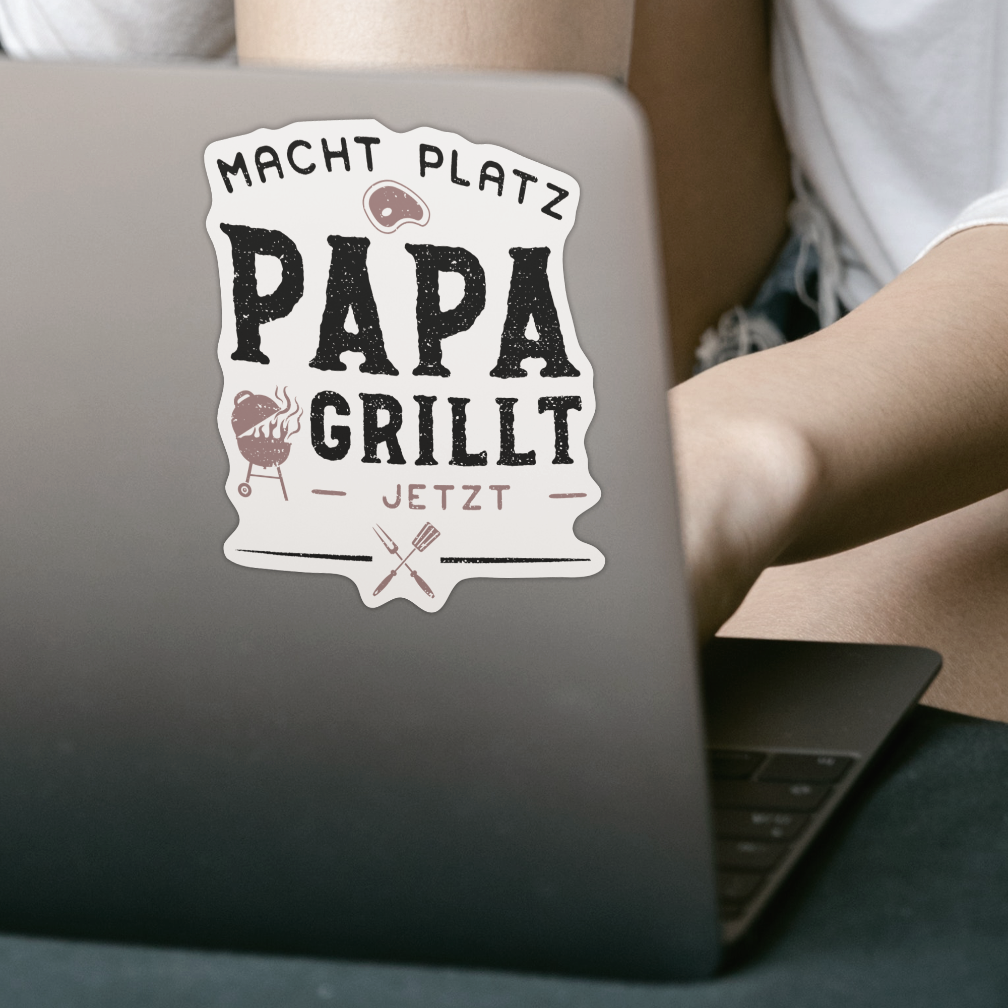 Macht Platz Papa Grillt Jetzt Sticker - DESIGNSBYJNK5.COM