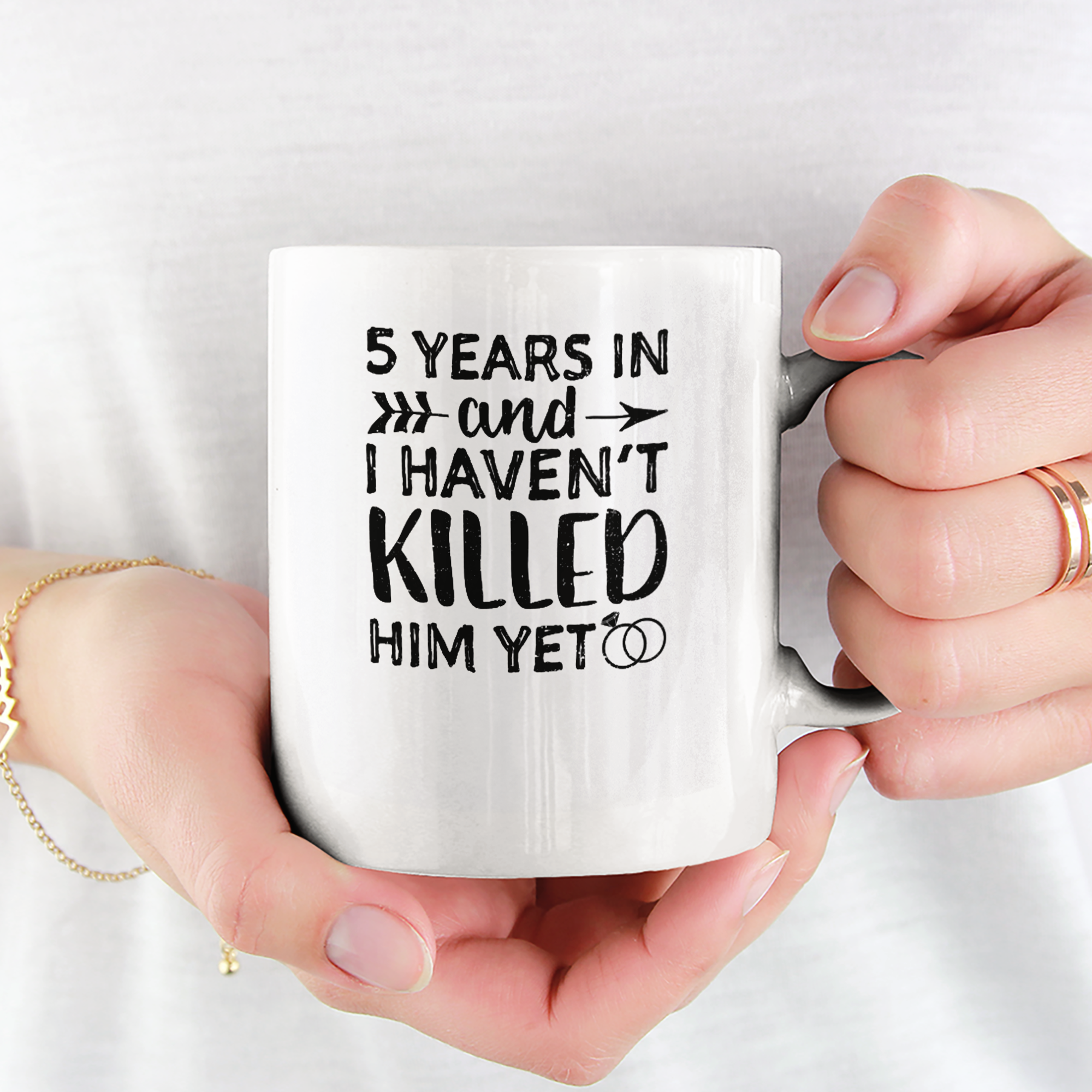 5 Years In And I Haven't Killed Him Yet Tasse - DESIGNSBYJNK5.COM
