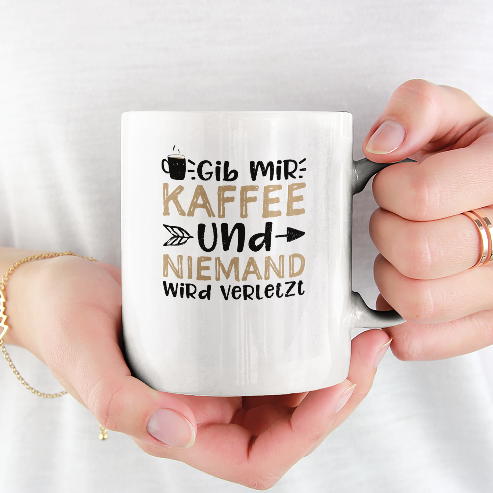 Gib Mir Kaffee Und Niemand Wird Verletzt Tasse (Unisex) - DESIGNSBYJNK5.COM