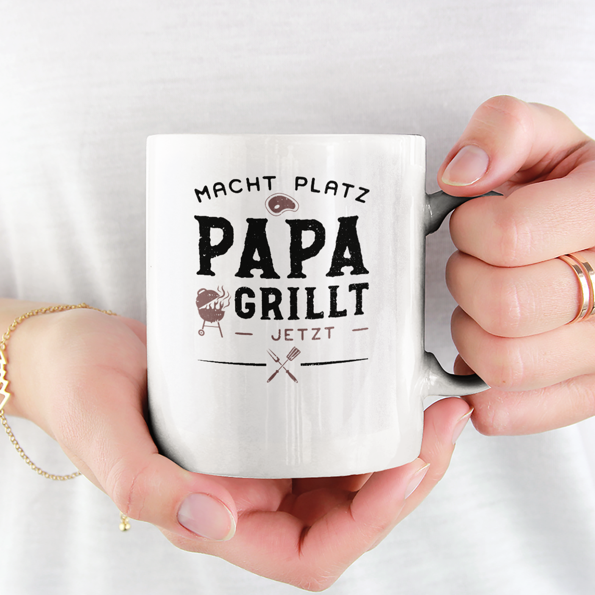 Macht Platz Papa Grillt Jetzt Tasse - DESIGNSBYJNK5.COM