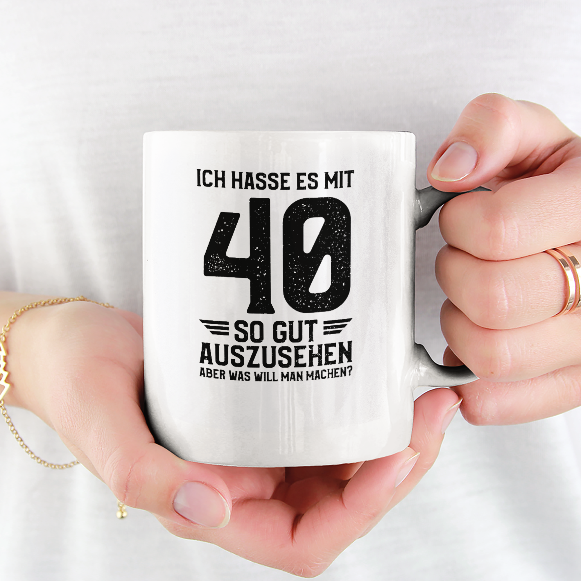 Ich Hasse Es Mit 40 So Gut Auszusehen Tasse (Unisex) - DESIGNSBYJNK5.COM