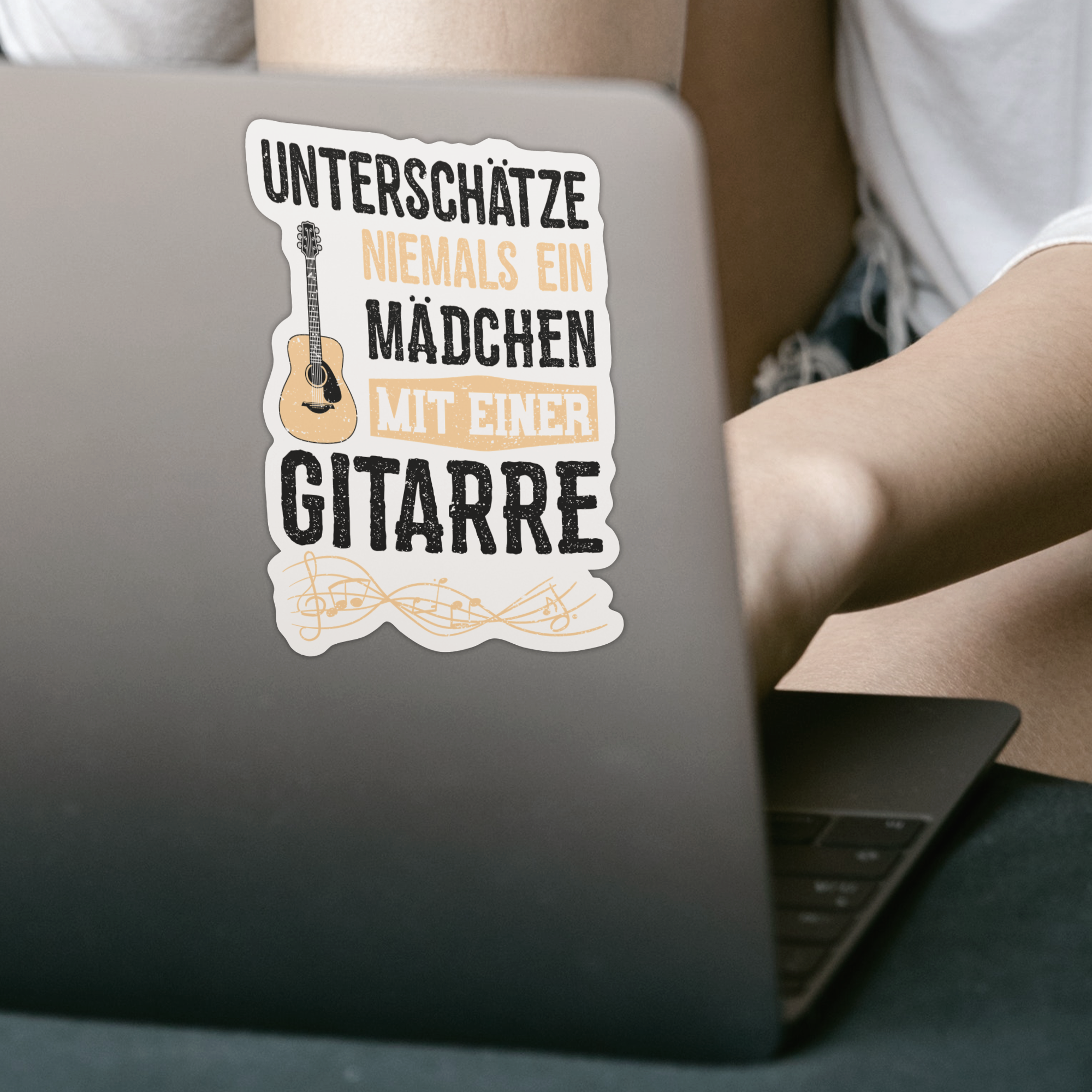 Unterschätze Niemals Ein Mädchen Mit Einer Gitarre Sticker - DESIGNSBYJNK5.COM
