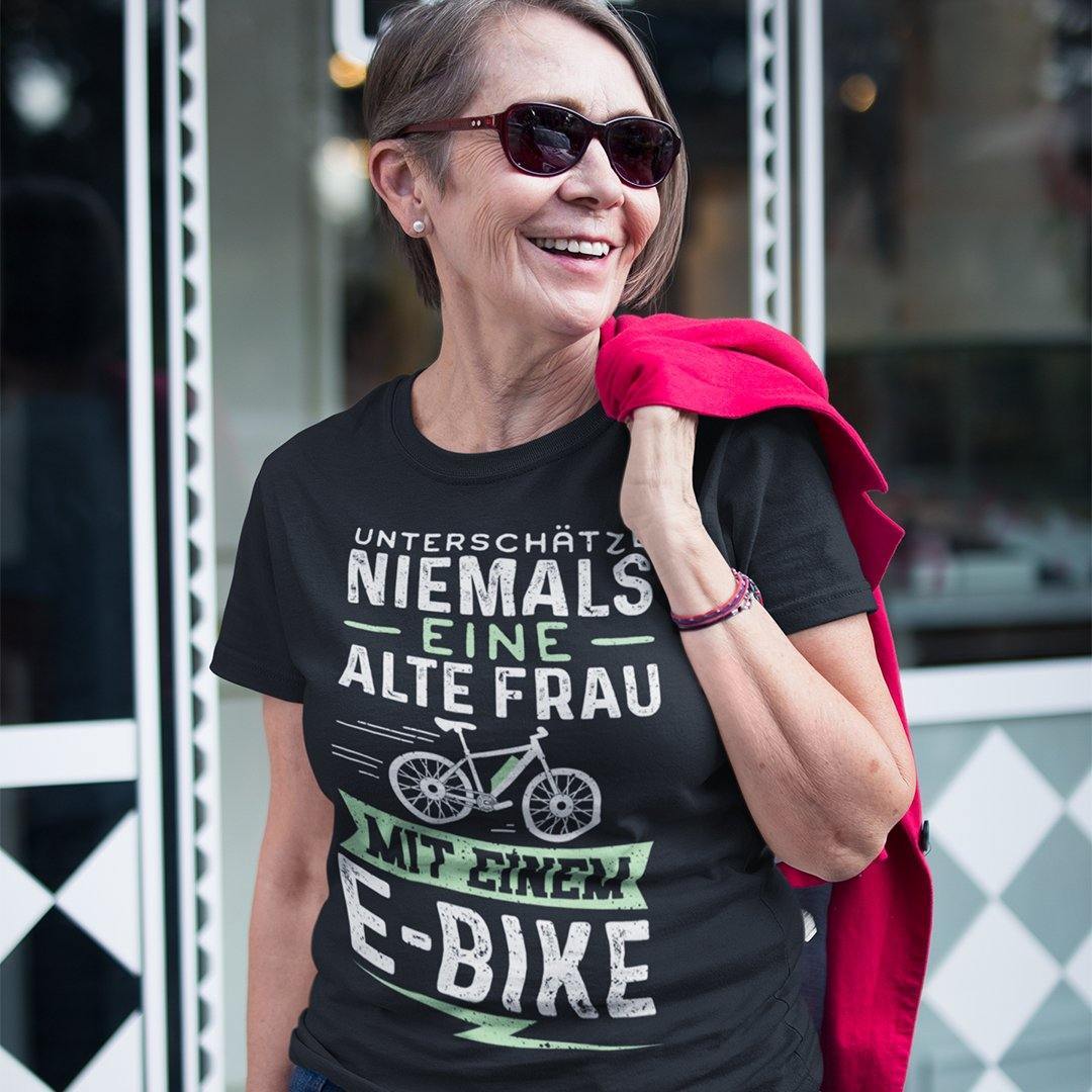 Unterschätze Niemals Eine Alte Frau Mit Einem E-Bike T-Shirt - DESIGNSBYJNK5.COM