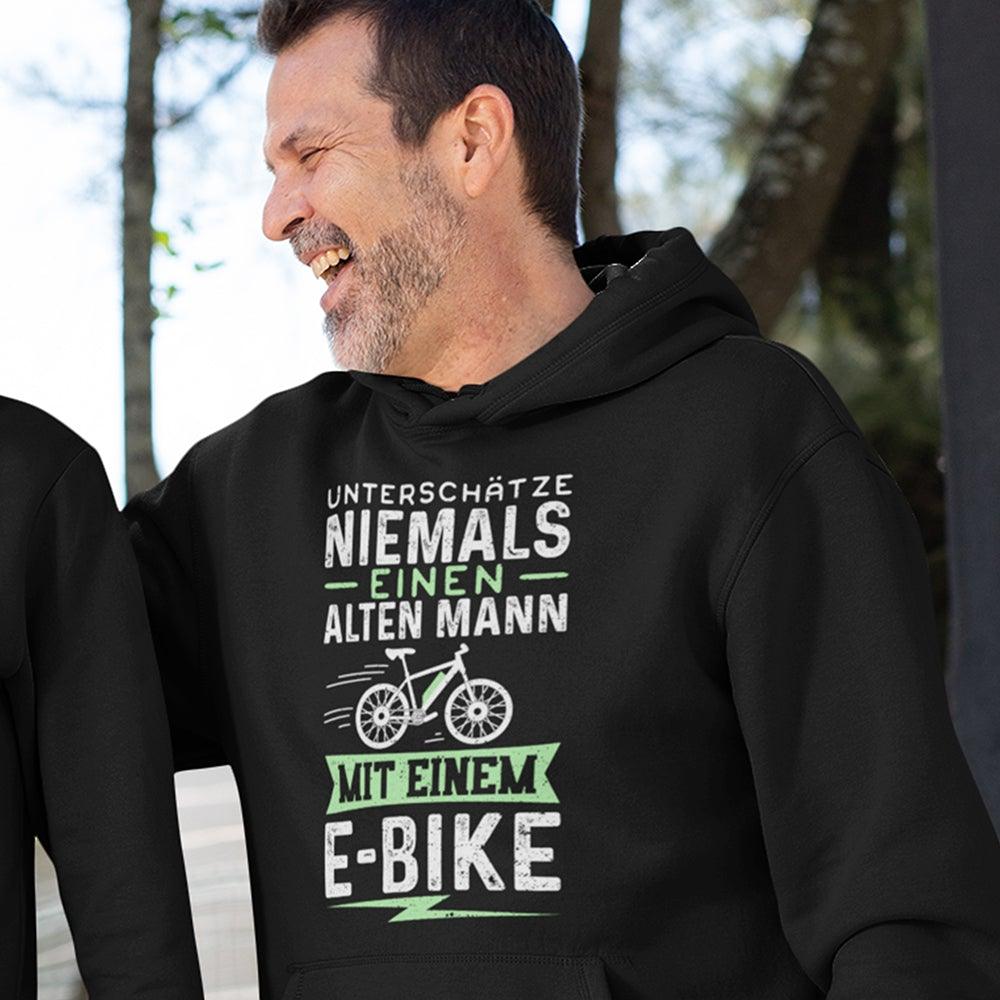 Unterschätze Niemals Einen Alten Mann Mit Einem E-Bike Hoodie - DESIGNSBYJNK5.COM