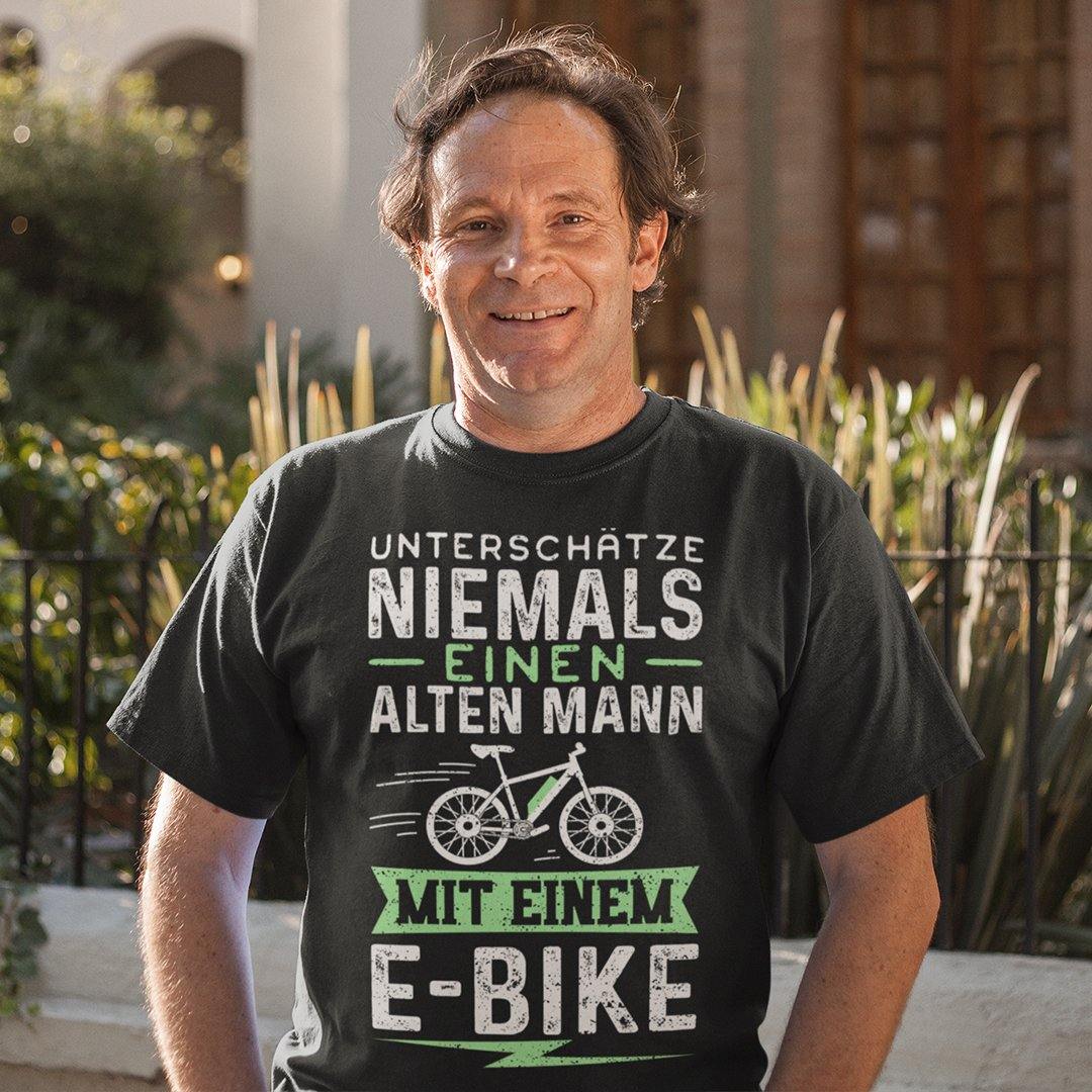 Unterschätze Niemals Einen Alten Mann Mit Einem E-Bike T-Shirt - DESIGNSBYJNK5.COM