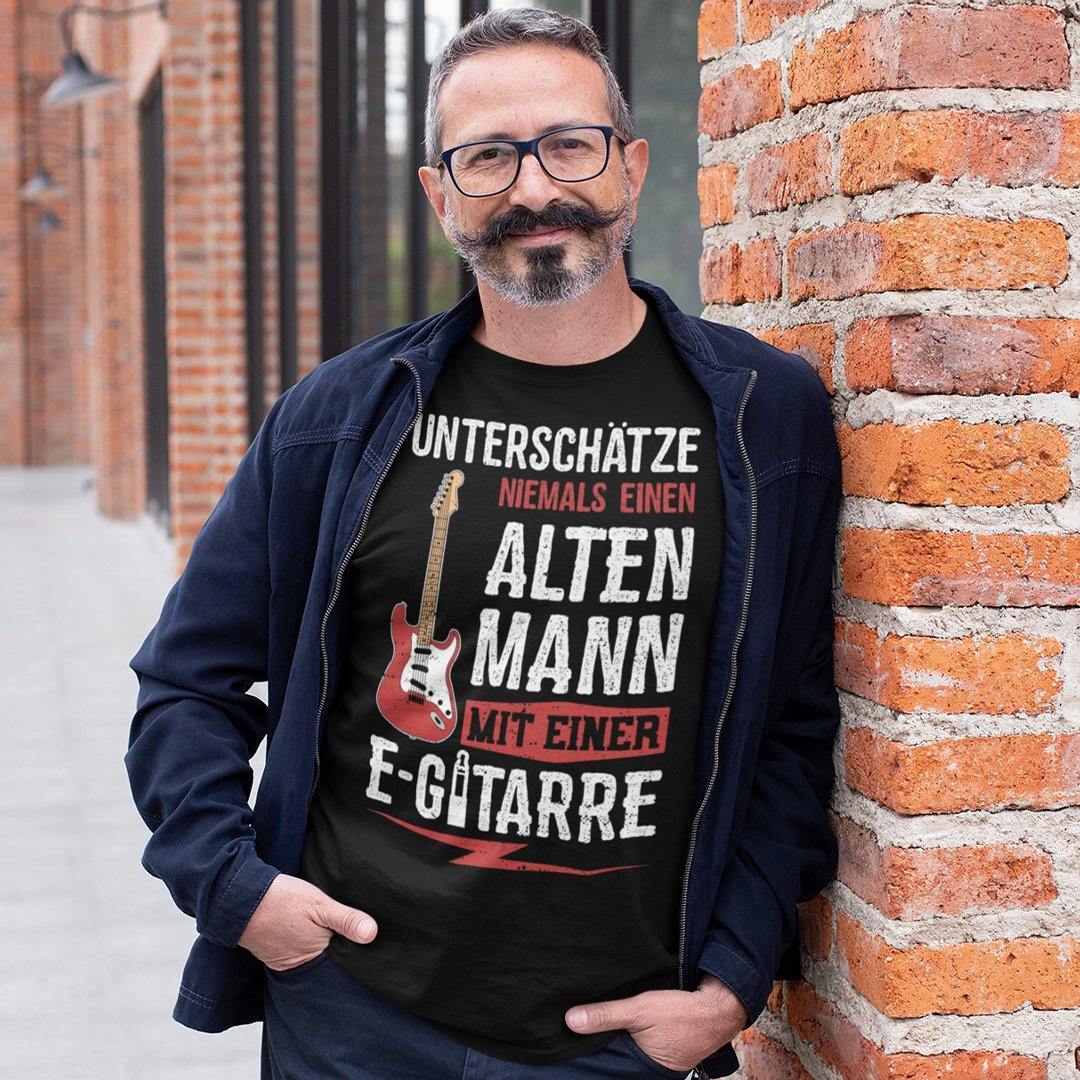 Unterschätze Niemals Einen Alten Mann Mit Einer E-Gitarre T-Shirt - DESIGNSBYJNK5.COM