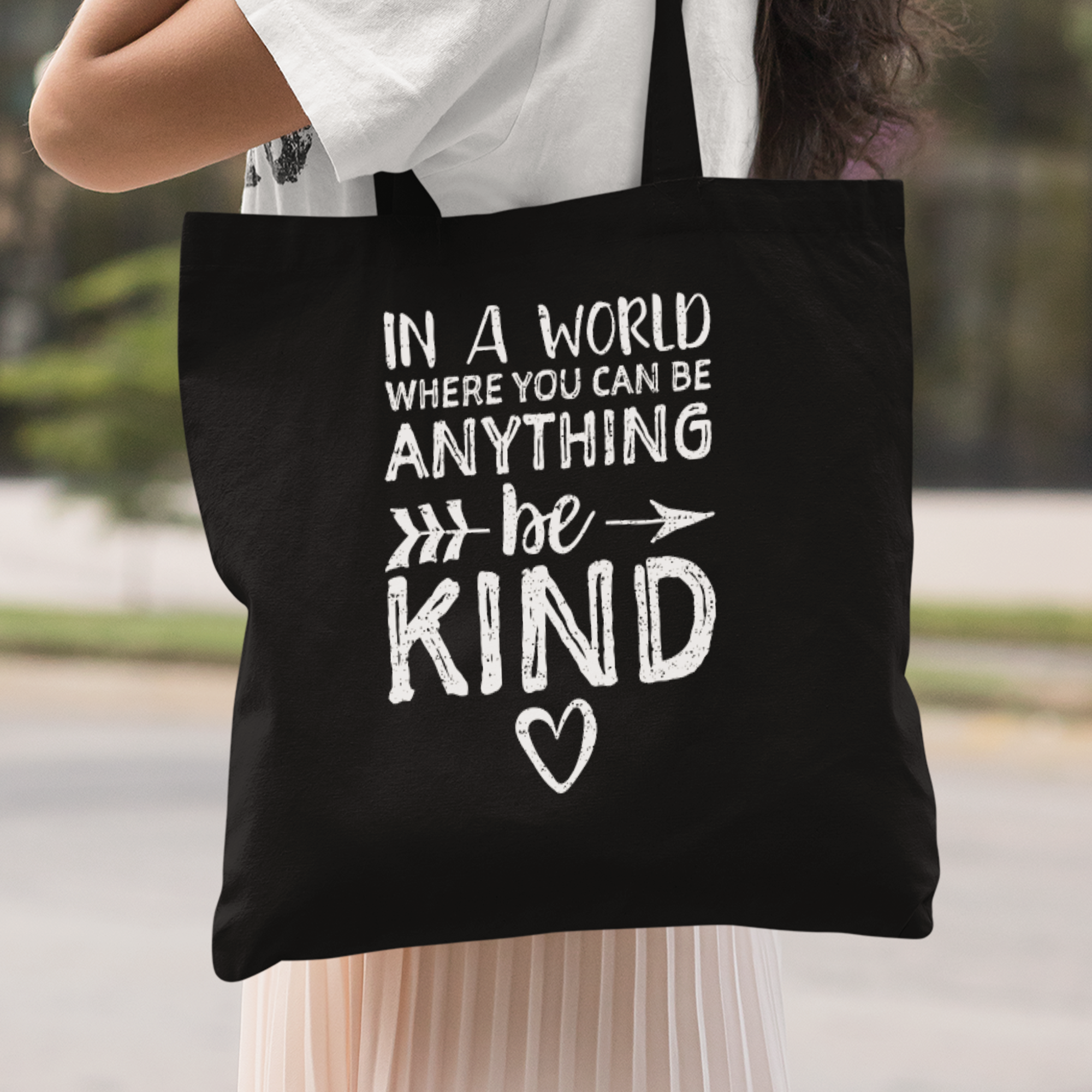 In A World Where You Can Be Anything Be Kind Stoffbeutel - DESIGNSBYJNK5.COM