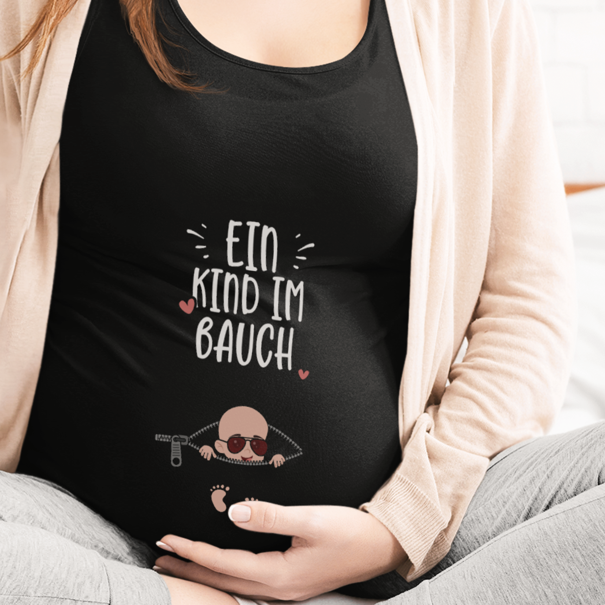 Ein Kind im Bauch Schwangerschafts T-Shirt - DESIGNSBYJNK5.COM