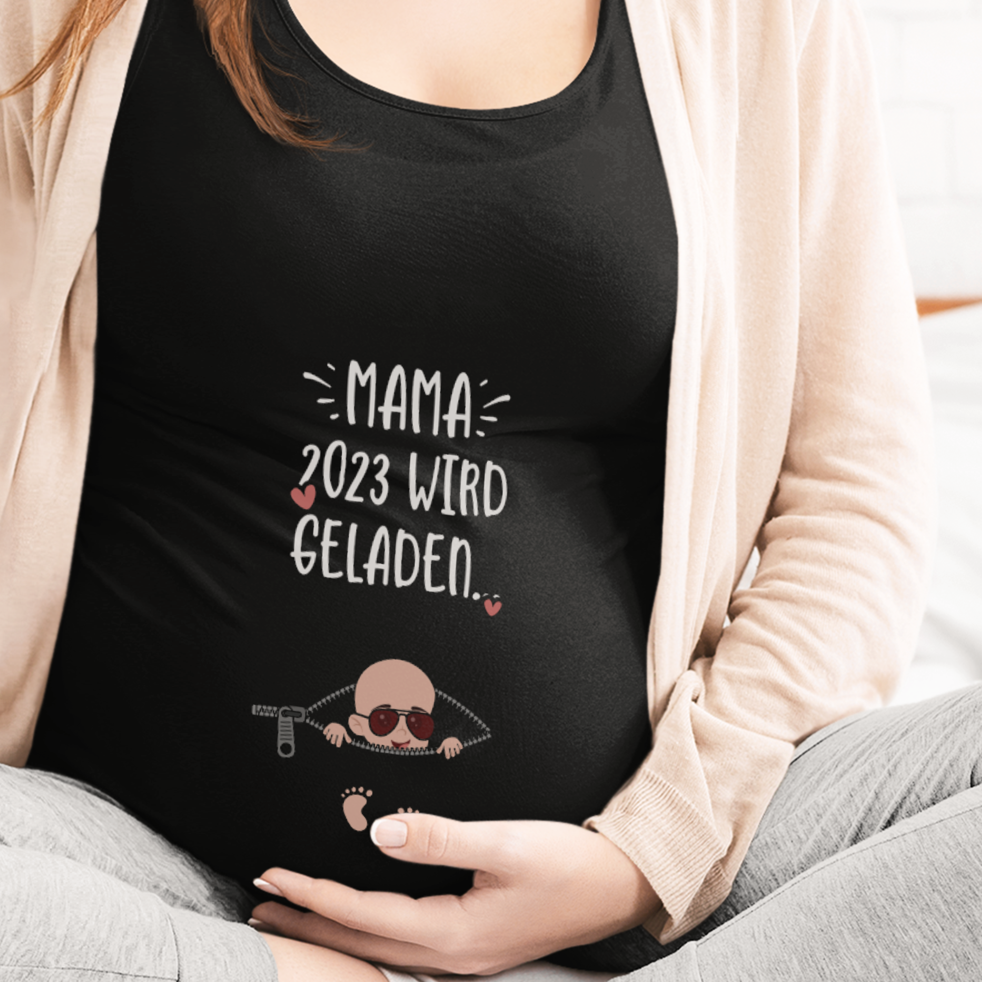 Mama 2023 Wird Geladen... Schwangerschafts T-Shirt - DESIGNSBYJNK5.COM