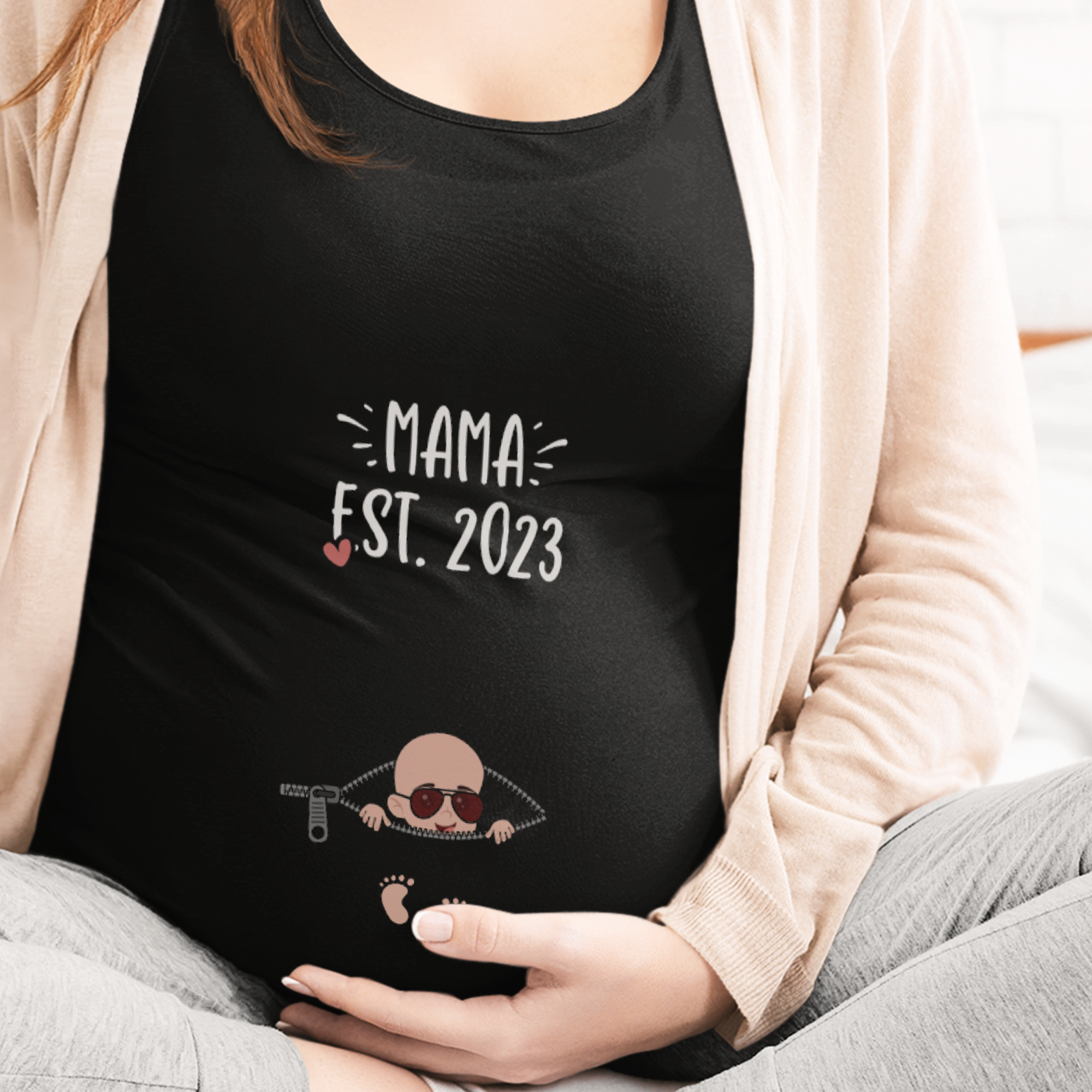 Mama Est. 2023 Schwangerschafts T-Shirt - DESIGNSBYJNK5.COM