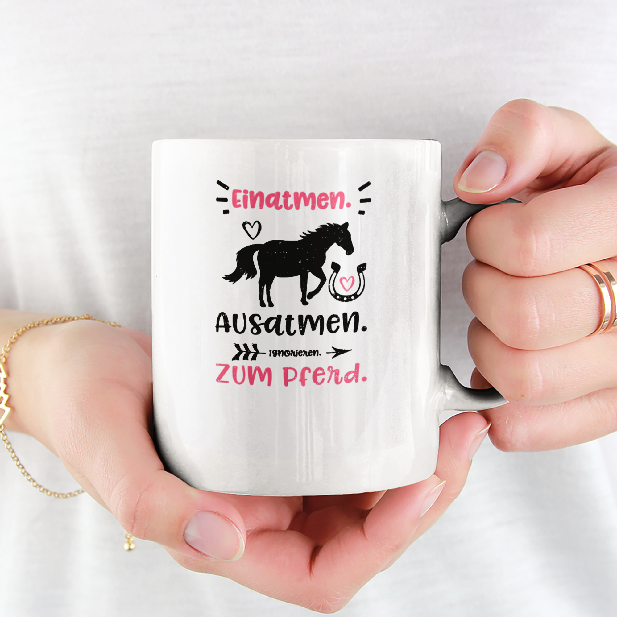 Einatmen. Ausatmen. Ignorieren. Zum Pferd. Tasse - DESIGNSBYJNK5.COM