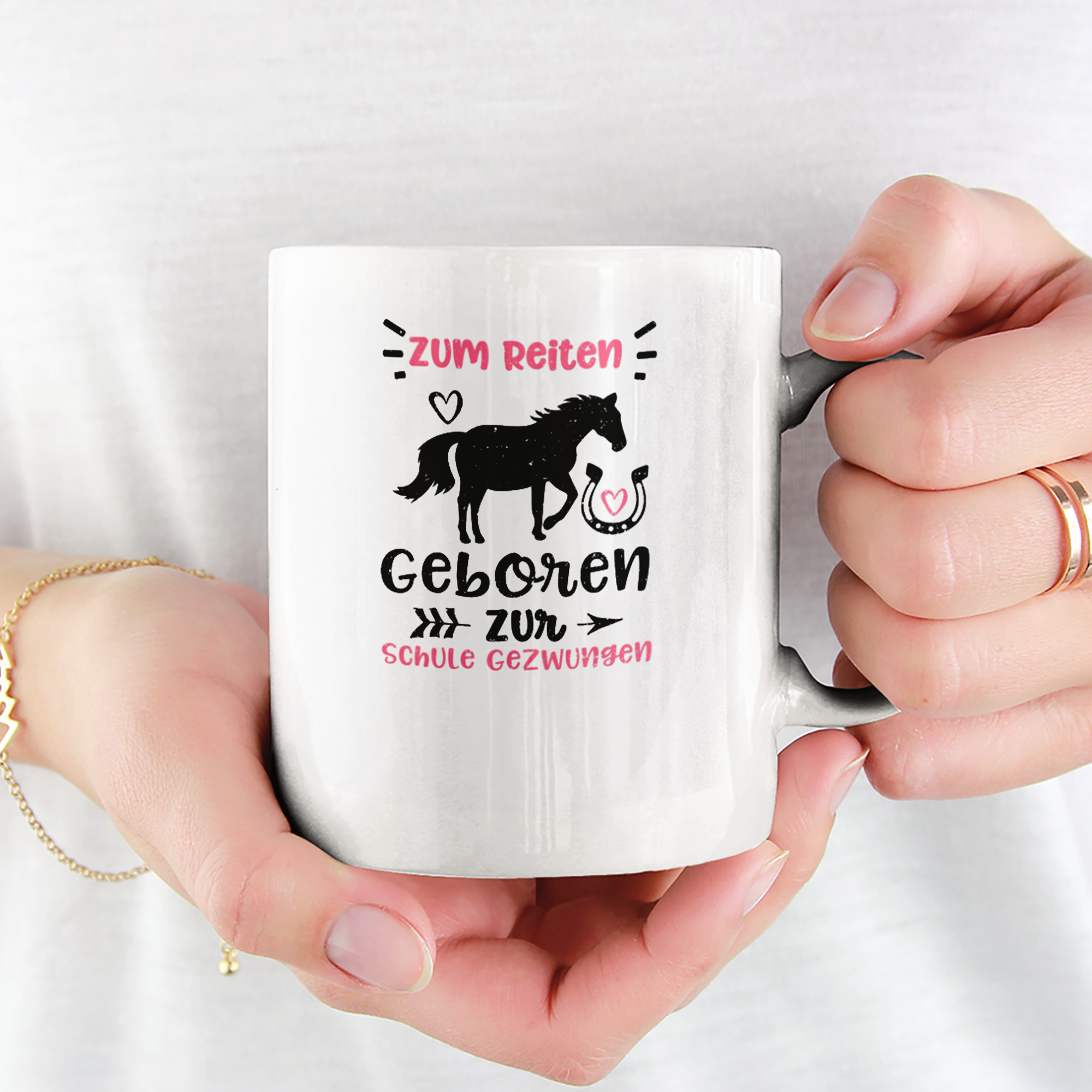 Zum Reiten Geboren Zur Schule Gezwungen Tasse - DESIGNSBYJNK5.COM