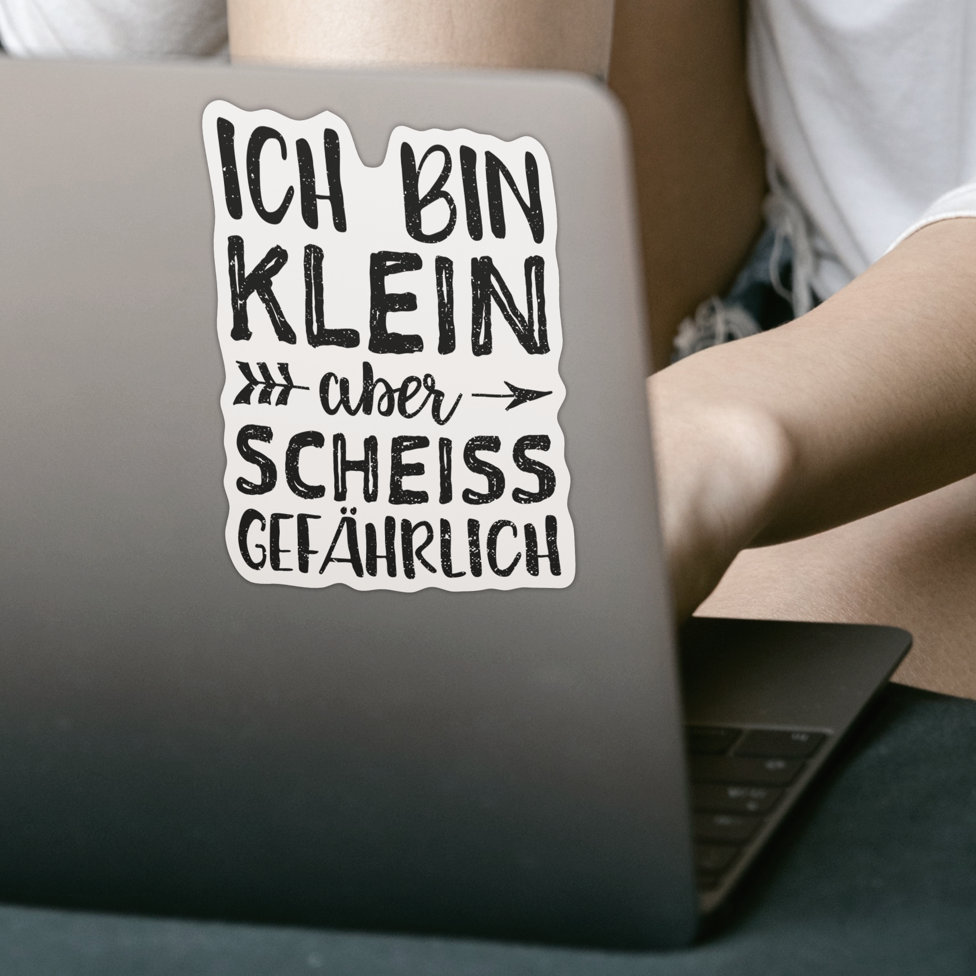 Ich Bin Klein Aber Scheiß Gefährlich Sticker - DESIGNSBYJNK5.COM