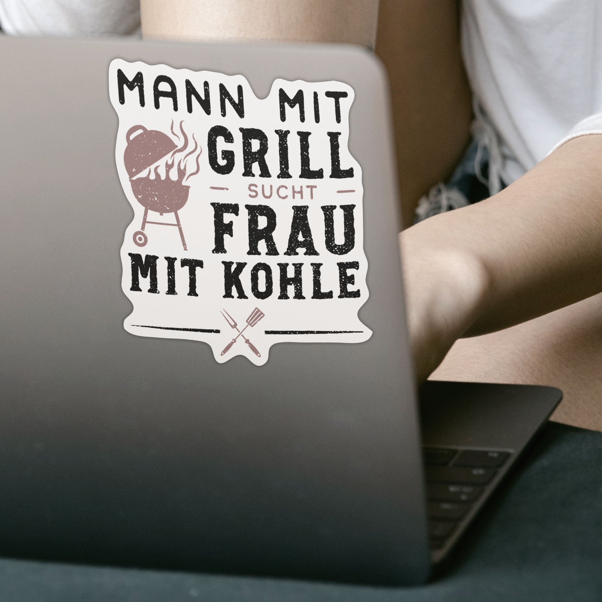 Mann Mit Grill Sucht Frau Mit Kohle Sticker - DESIGNSBYJNK5.COM