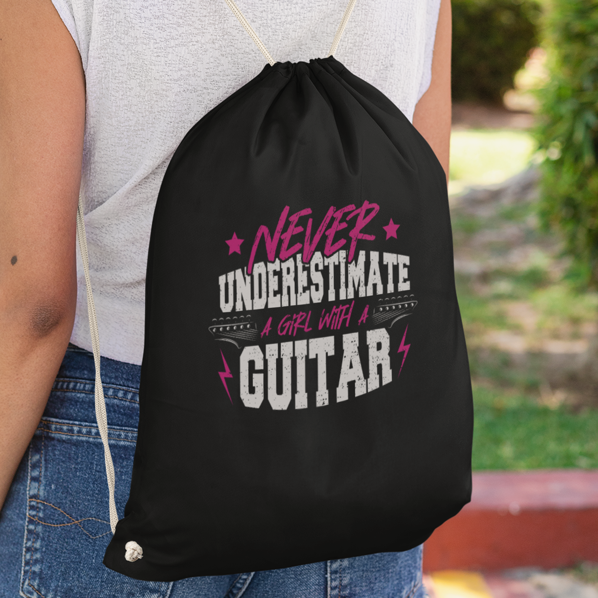 Never Underestimate A Girl With A Guitar Turnbeutel - DESIGNSBYJNK5.COM