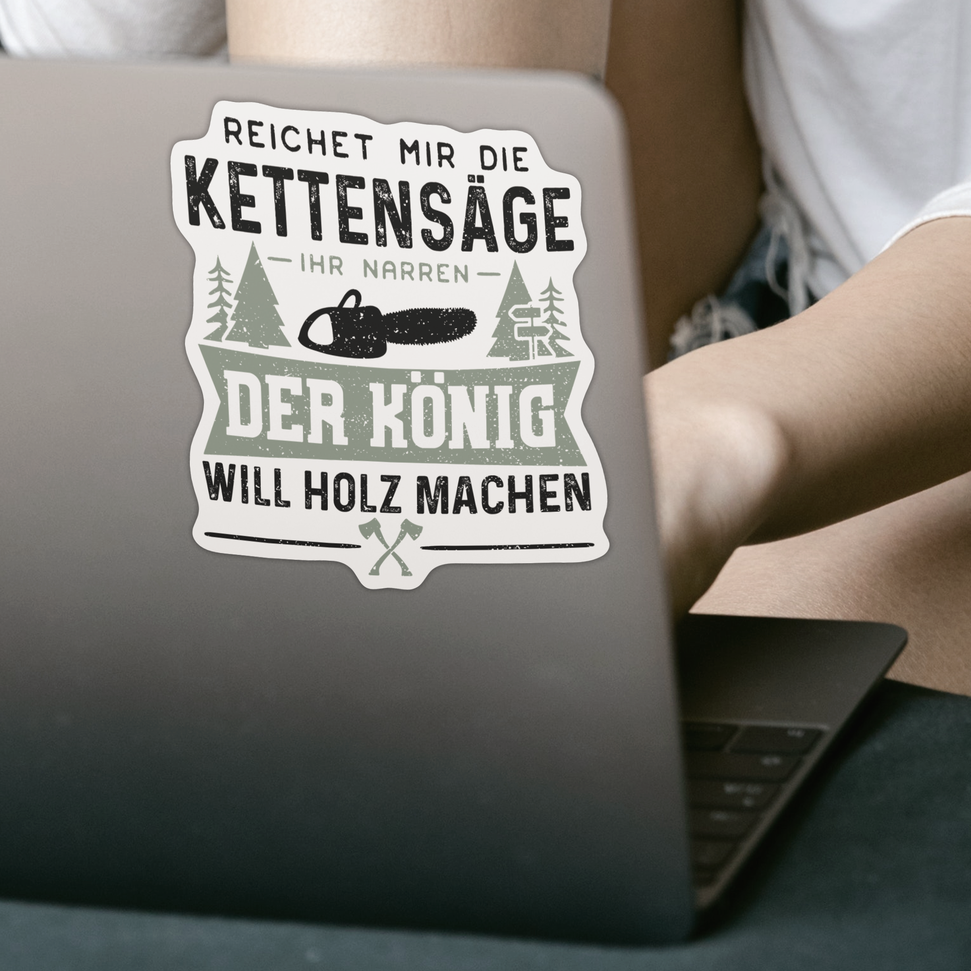 Reichet Mir Die Kettensäge Der König Will Holz Machen Sticker - DESIGNSBYJNK5.COM