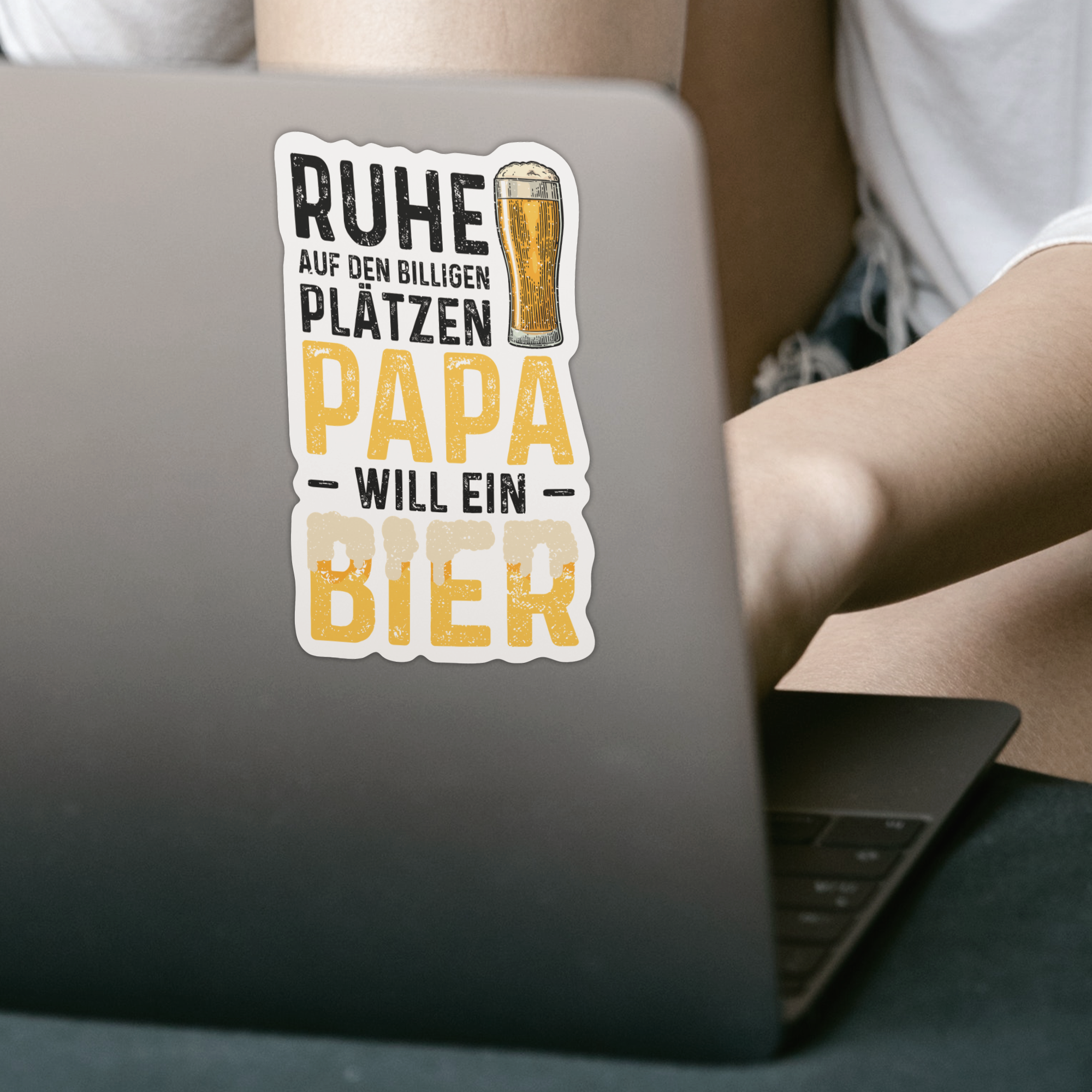 Ruhe Auf Den Billigen Plätzen Papa Will Ein Bier Sticker - DESIGNSBYJNK5.COM