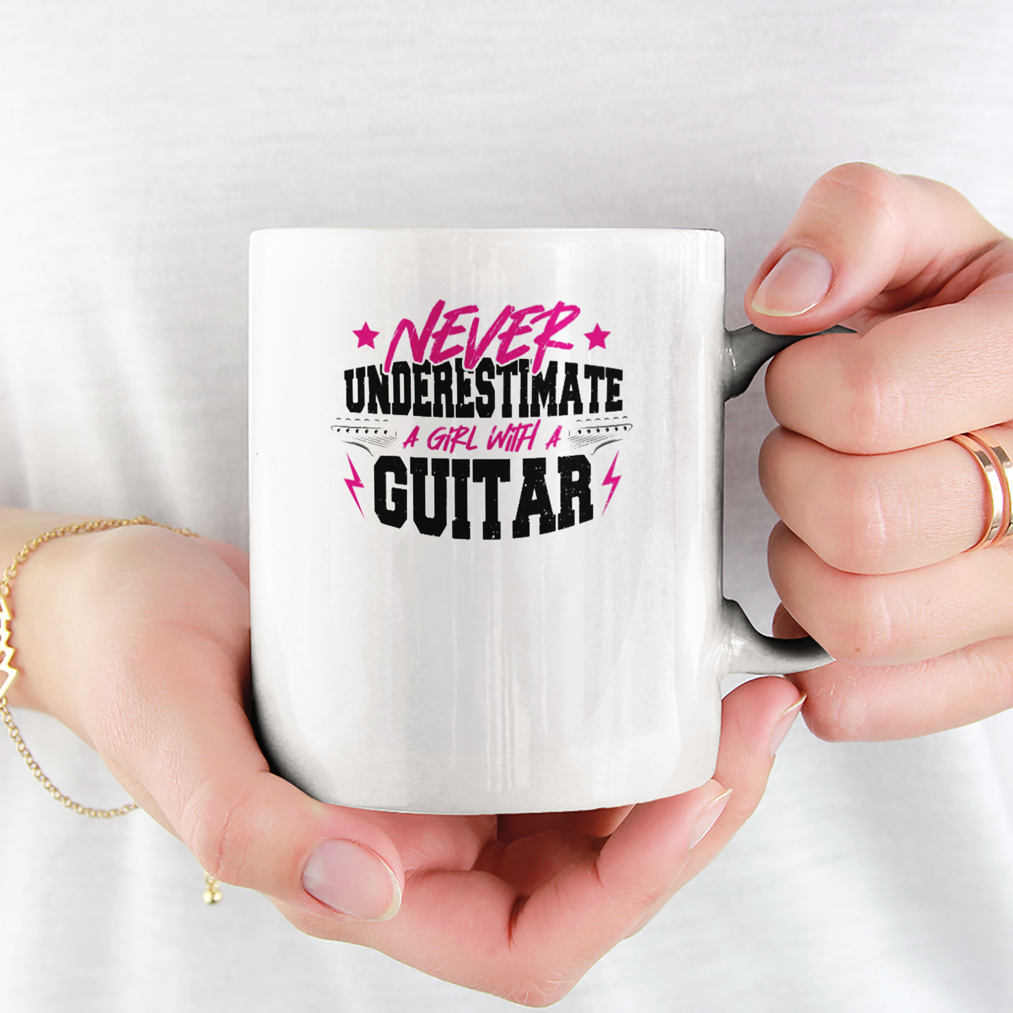 Never Underestimate A Girl With A Guitar Tasse - DESIGNSBYJNK5.COM