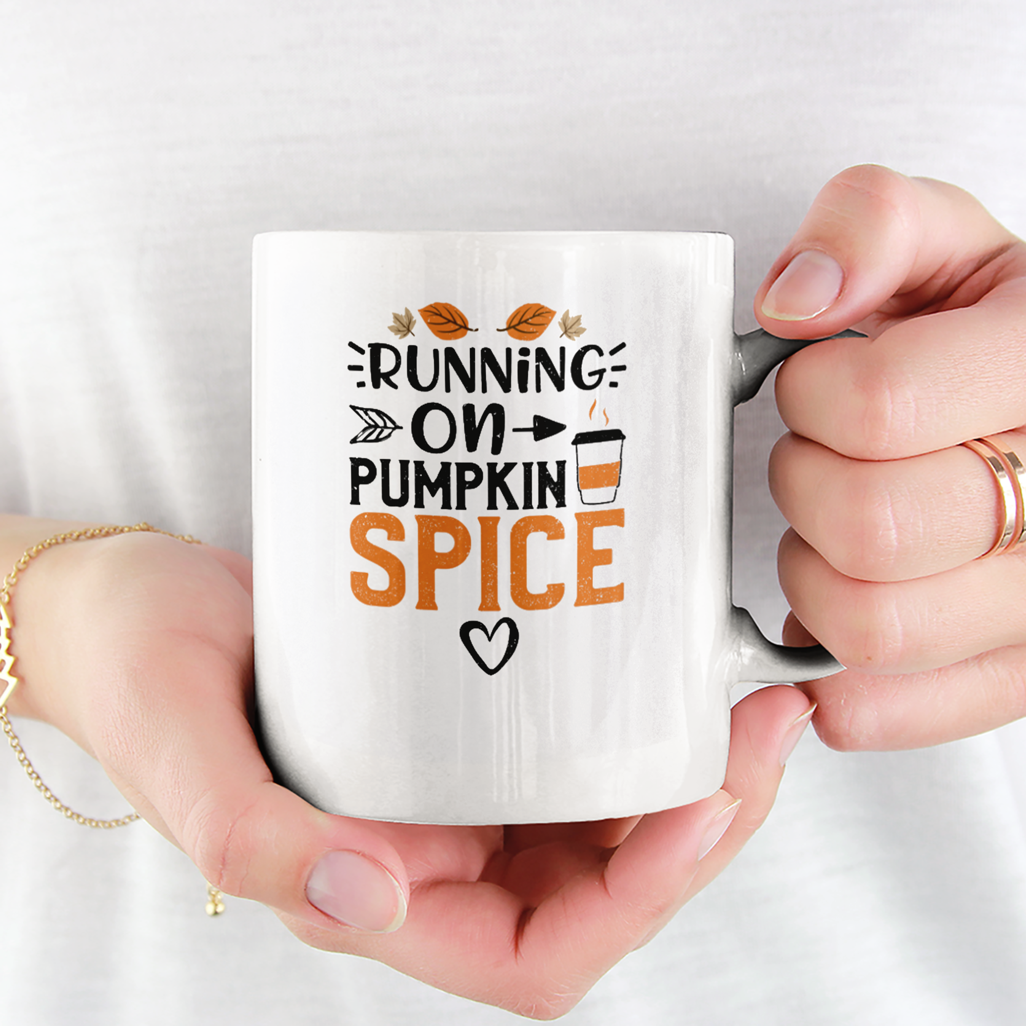 Running on Pumpkin Spice Tasse (Unisex) - DESIGNSBYJNK5.COM