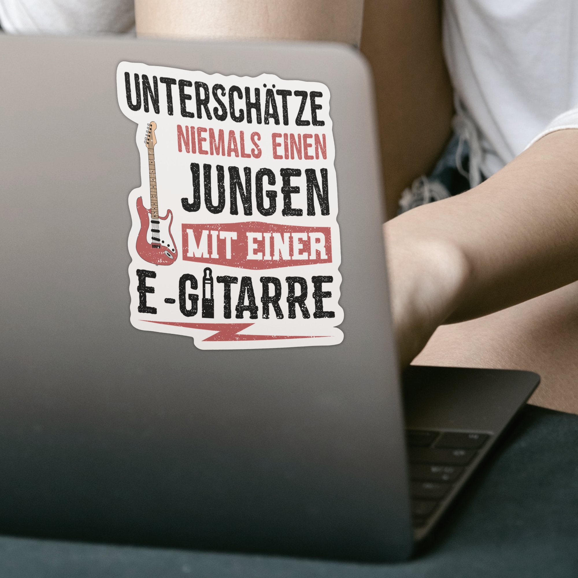 Unterschätze Niemals Einen Jungen Mit Einer E-Gitarre Sticker - DESIGNSBYJNK5.COM