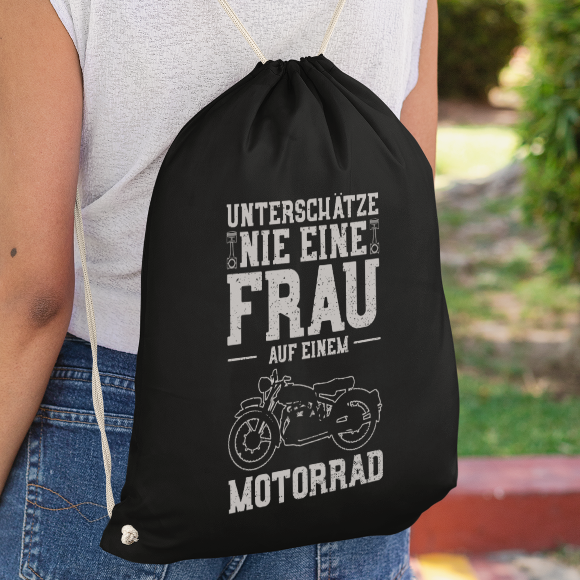 Unterschätze Nie Eine Frau Auf Einem Motorrad Turnbeutel - DESIGNSBYJNK5.COM