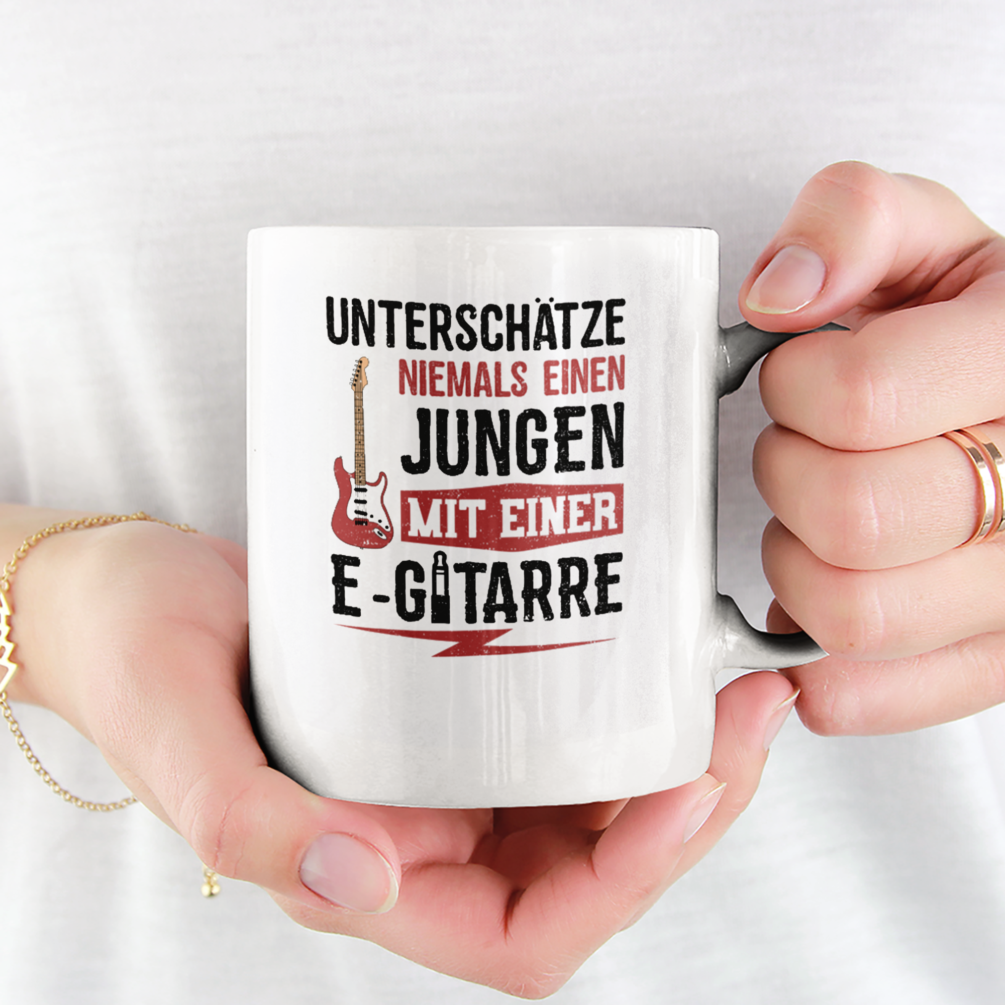 Unterschätze Niemals Einen Jungen Mit Einer E-Gitarre Tasse - DESIGNSBYJNK5.COM