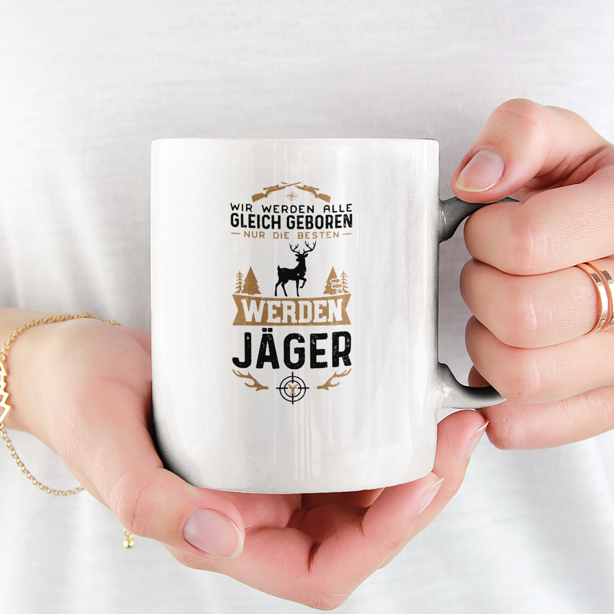 Wir Werden Alle Gleich Geboren Nur Die Besten Werden Jäger Tasse - DESIGNSBYJNK5.COM